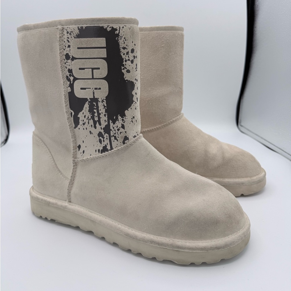 UGG Classic Short II Graphic Logo‎ Boots Cream Suede Sheepskin Size 7 Women